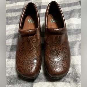 Yuu Women’s slip on Clogs